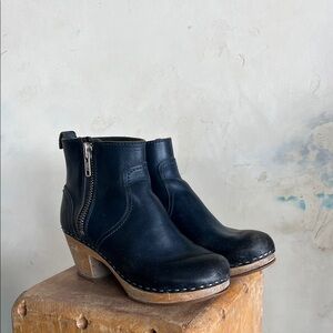 Swedish Hasbeens Navy Leather Clogs
